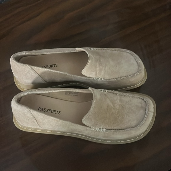 Tan leather PASSPORTS Loafers. 👞 Size 7.5 - Picture 3 of 8